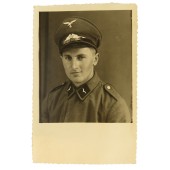 Soldado de las tropas de construcción de ingeniería de la Luftwaffe con gorra de visera
